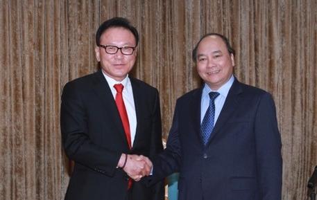 ຮອງນາຍົກລັດຖະມົນຕີ ຫງວຽນຊວນຝຸກ ຕ້ອນຮັບທ່ານຫົວໜ້າກິຕິມະສັກກົງສູນໃຫຍ່ ຫວຽດນາມ ປະຈຳ ເກົາຫຼີ